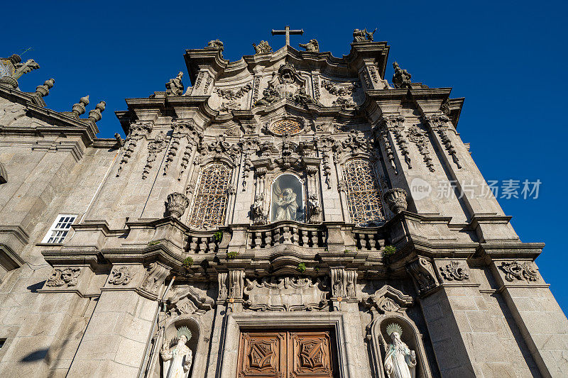 Igreja do Carmo是葡萄牙波尔图的一座著名教堂，以其蓝色瓷砖立面和巴洛克式建筑而闻名